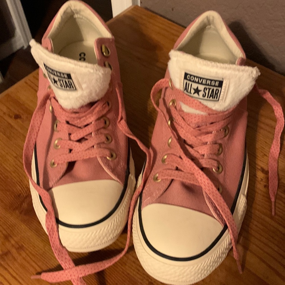 BRAND NEW!  Strawberry Red Converse low-cut shoes w/fur on the tongue ♥️🌹🥰